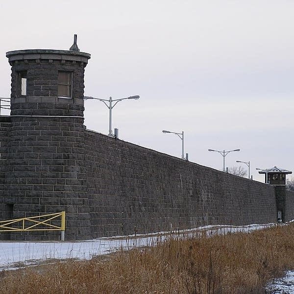 7da1e6-20060420-prisonwall